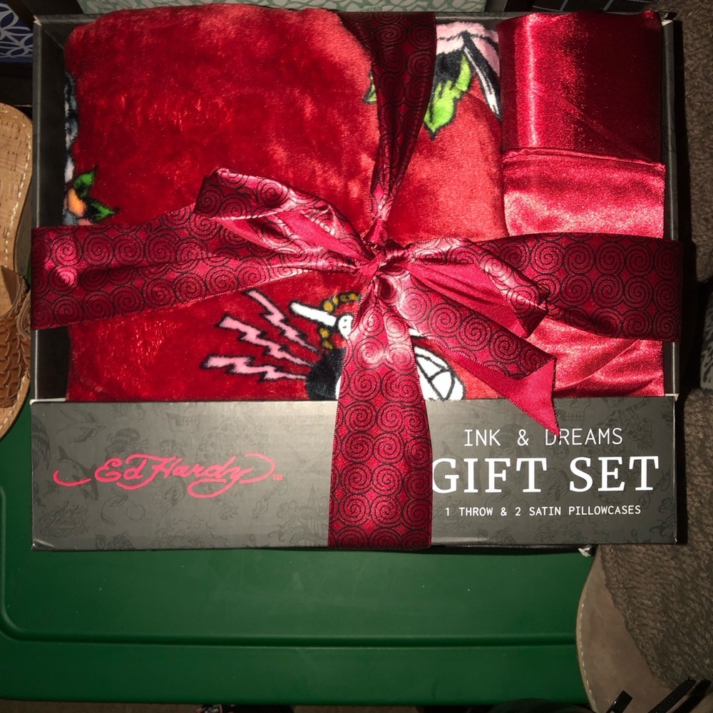 Ed Hardy Red Blanket and Pillowcase Set - Picture 9 of 9